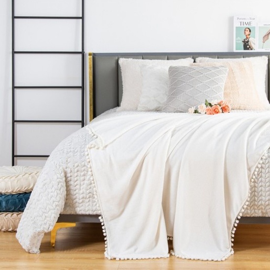 Flannel Blankets with Pom-Pom Flannel Blankets with Pom-Pom